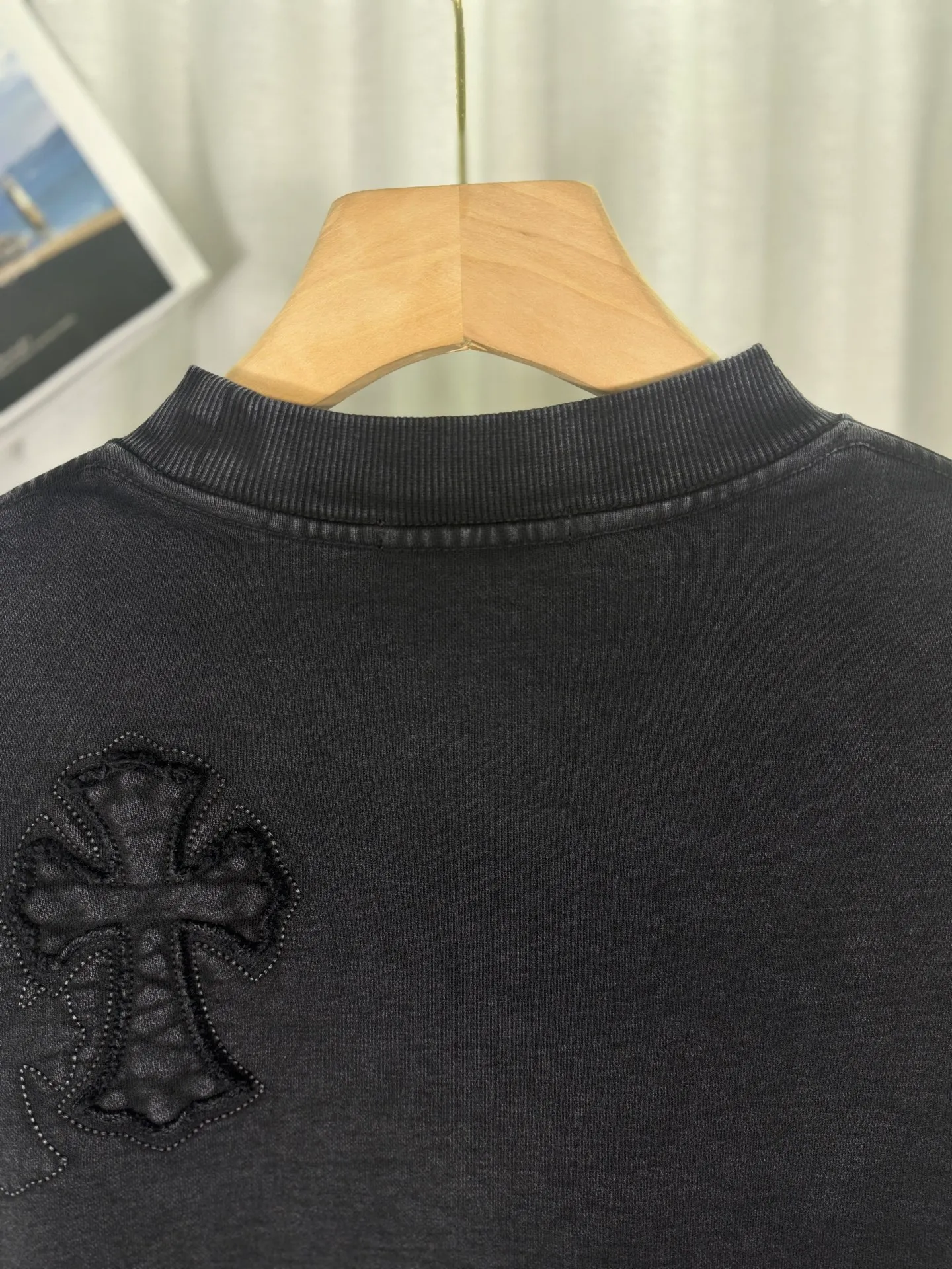 P260 top version, real shot without P, ​​different from market currency) 𝗖𝗵𝗿𝗼𝗺𝗲 𝗛𝗲𝗮𝗿𝘁𝘀/Cro Heart 2025 washed patch embroidery autumn and winter new original single counter American laser burnt 3D three-dimensional color embroidered couple casual sweatshirt 👑The highest version! Customized fabric 430g tripe terry fabric! American acid-washed and distressed original fabric laser burnt ✟appliqué embroidery and exquisite embroidery of letters! The best-selling model in the counter, very comfortable to wear. Accessories: original molded and authenticated collar label➕100% silk wash label. Genuine purchase-grade original hangtag➕matching hanging rope➕3D hanging beads➕original packaging bag. Craftsmanship: The original version has consistent wiring! The highest version of the armhole matching technique! Color: Pink Black Size: S M L XL Style No.: 9311